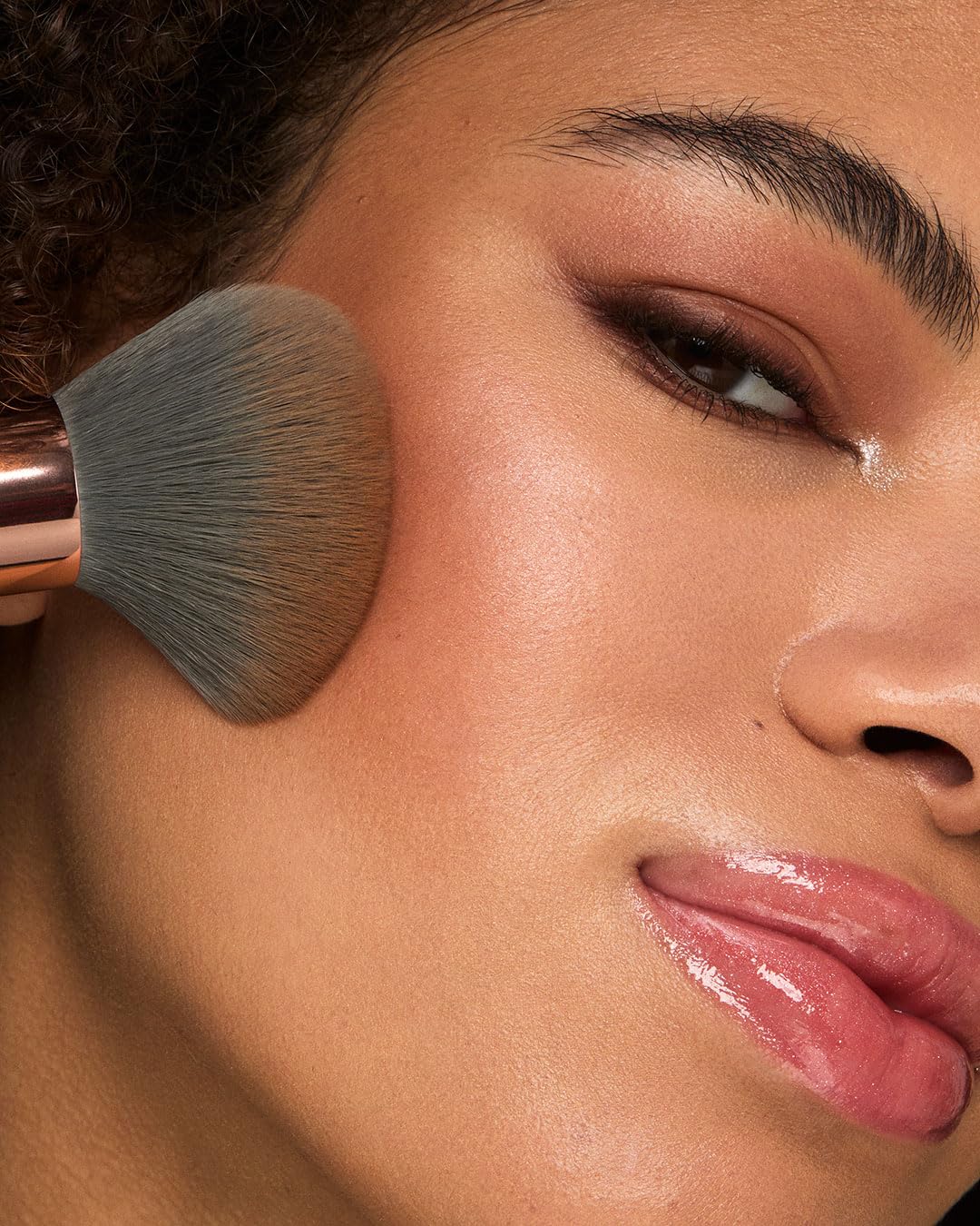 kiko-milano-kind-by-kiko-face-powder-brush-01-pennello-viso-per-polveri-vegano-c image 4