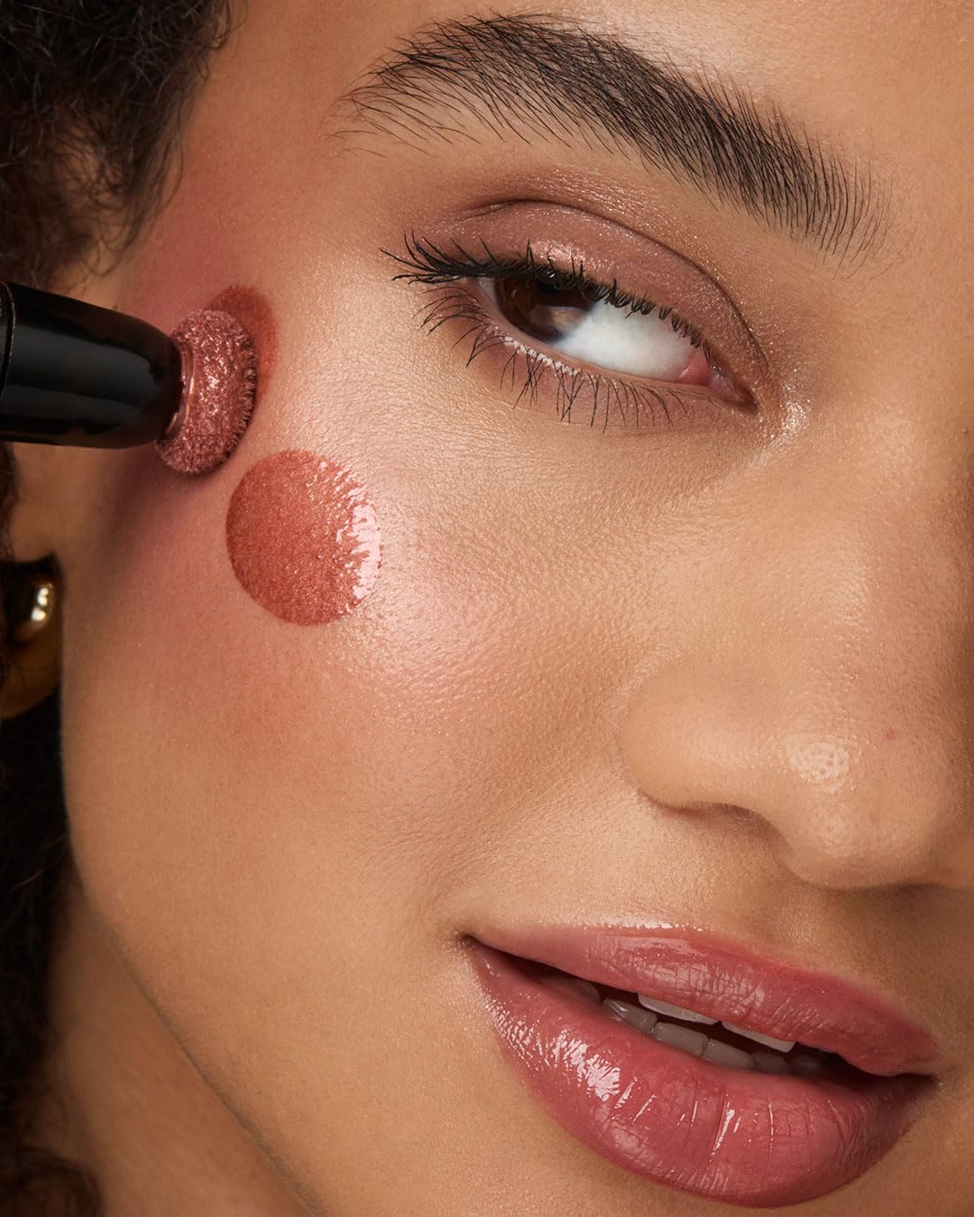 kiko-milano-plush-blush-01-blush-liquido-cushion-con-applicatore-in-spugna-finis image 4