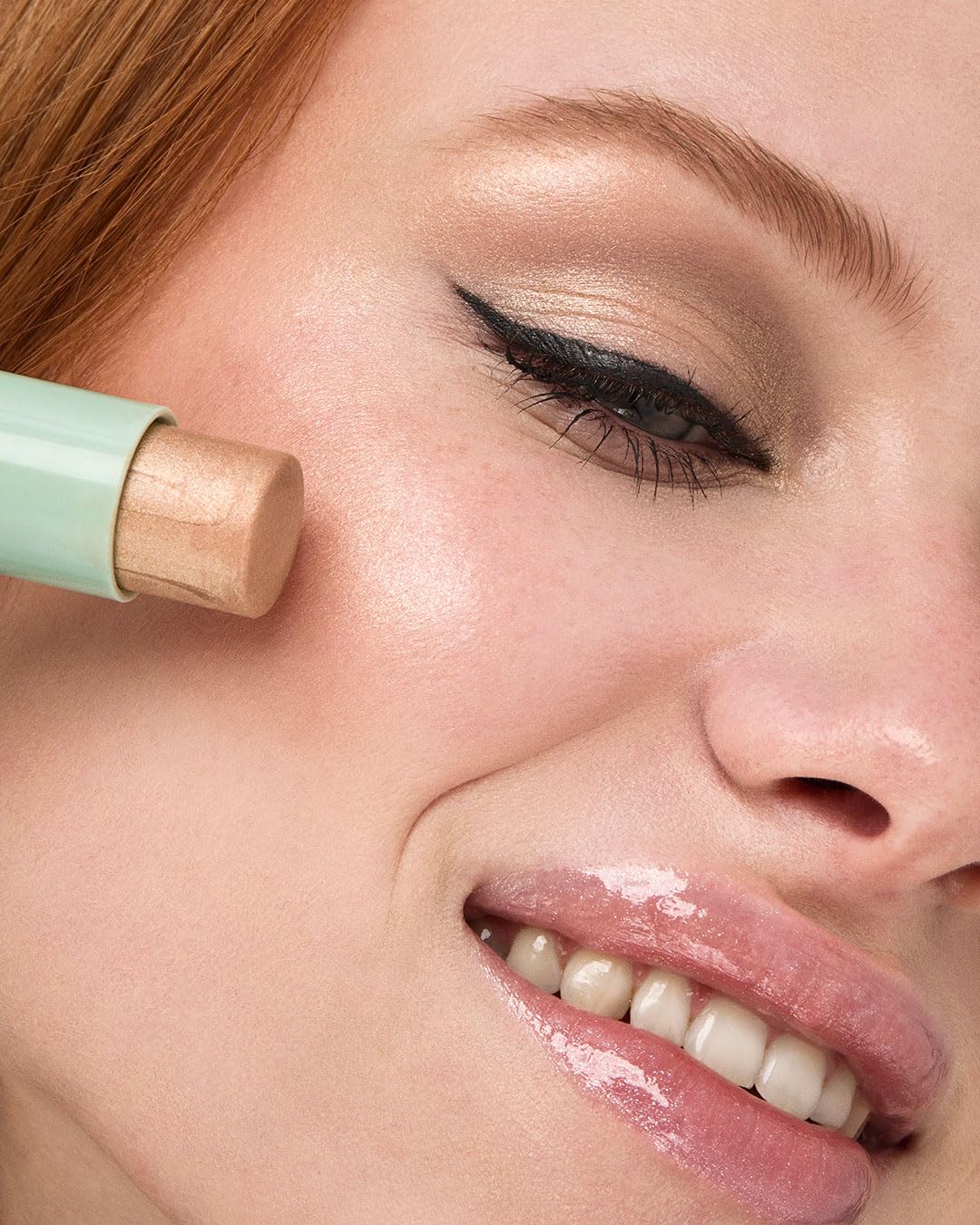 kiko-milano-kind-by-kiko-creamy-touch-highlighter-face-stick-01-illuminante-viso image 6