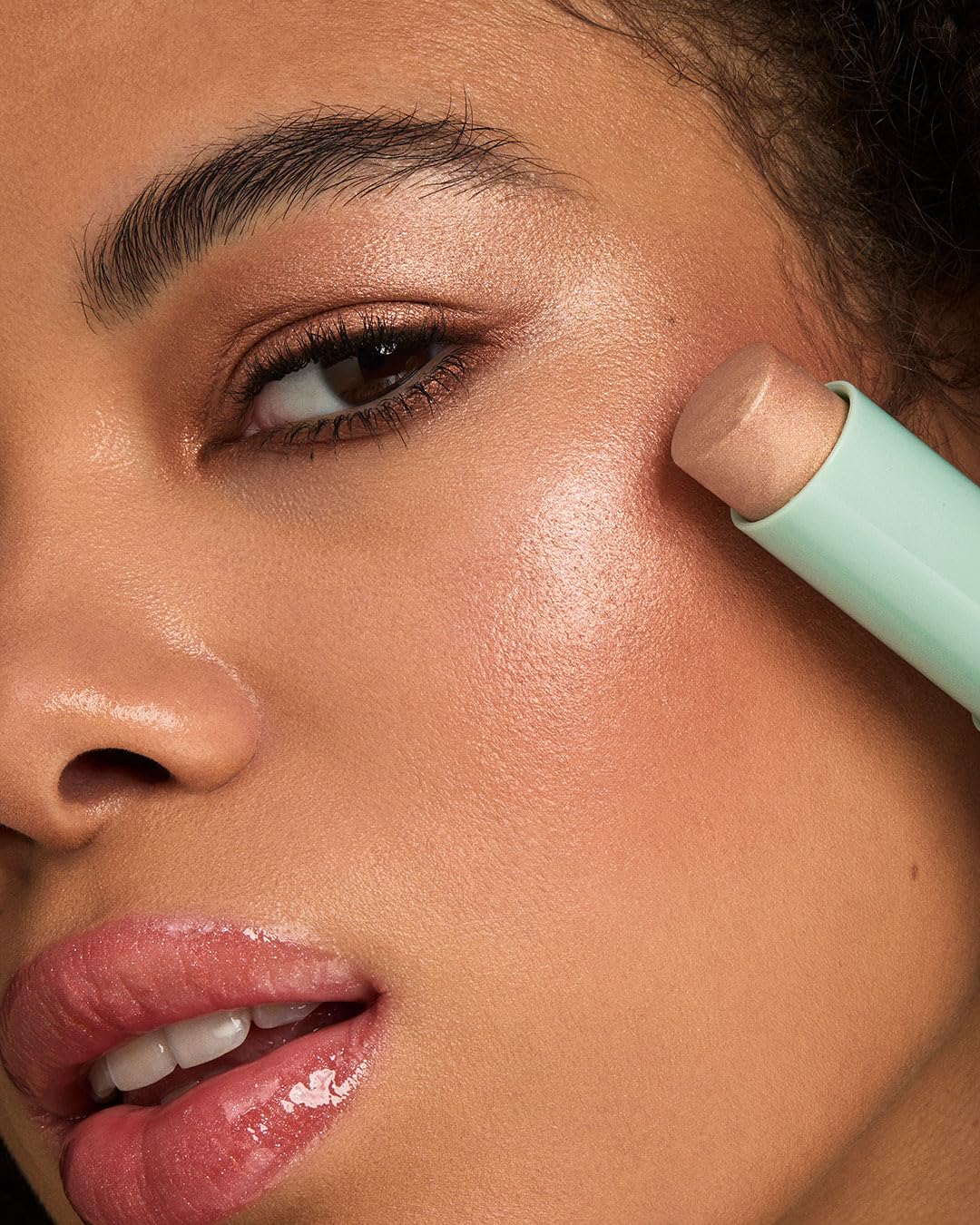 kiko-milano-kind-by-kiko-creamy-touch-highlighter-face-stick-01-illuminante-viso image 5