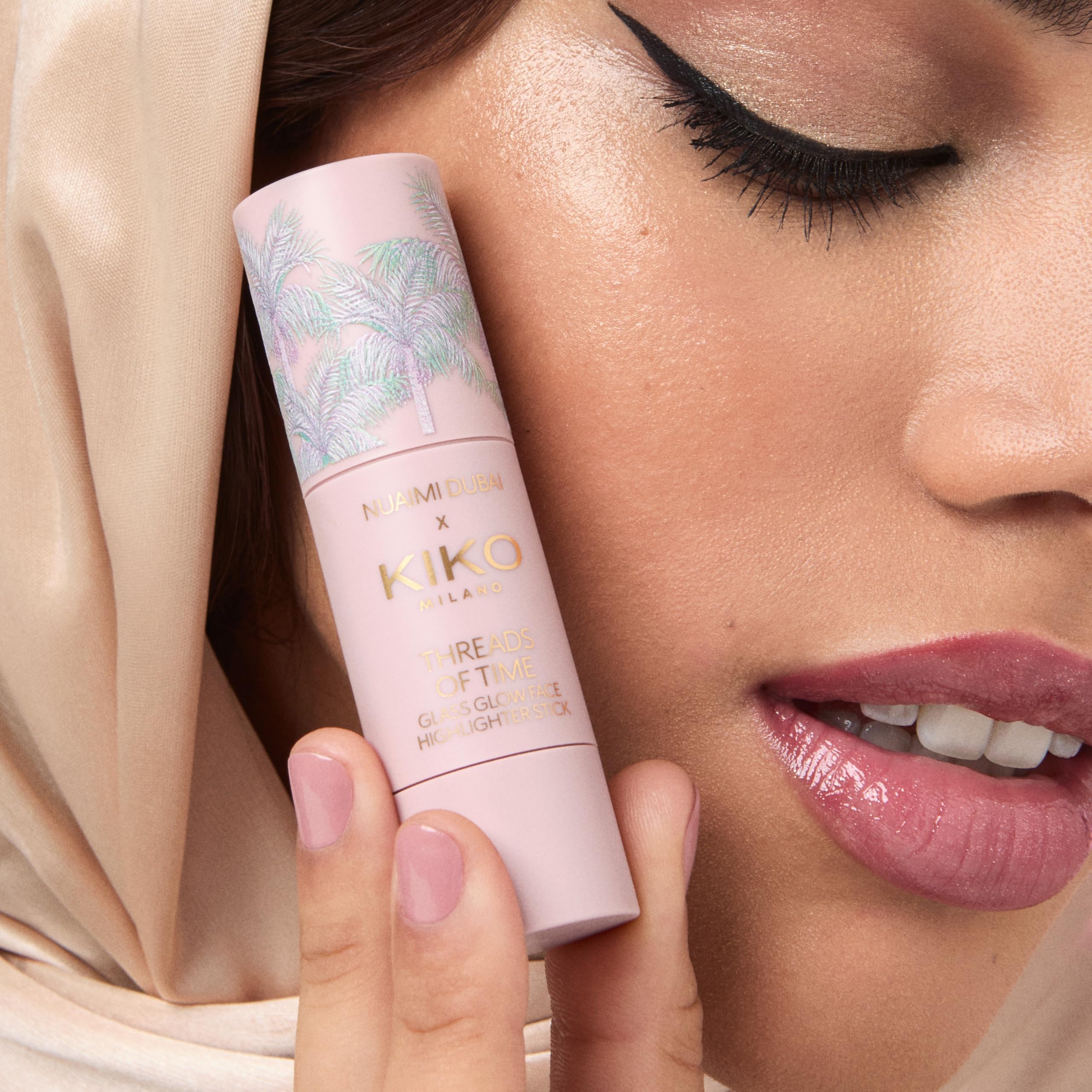kiko-milano-threads-of-time-glass-glow-icons-make-up-kit-illuminating-stick-eyeb image 8