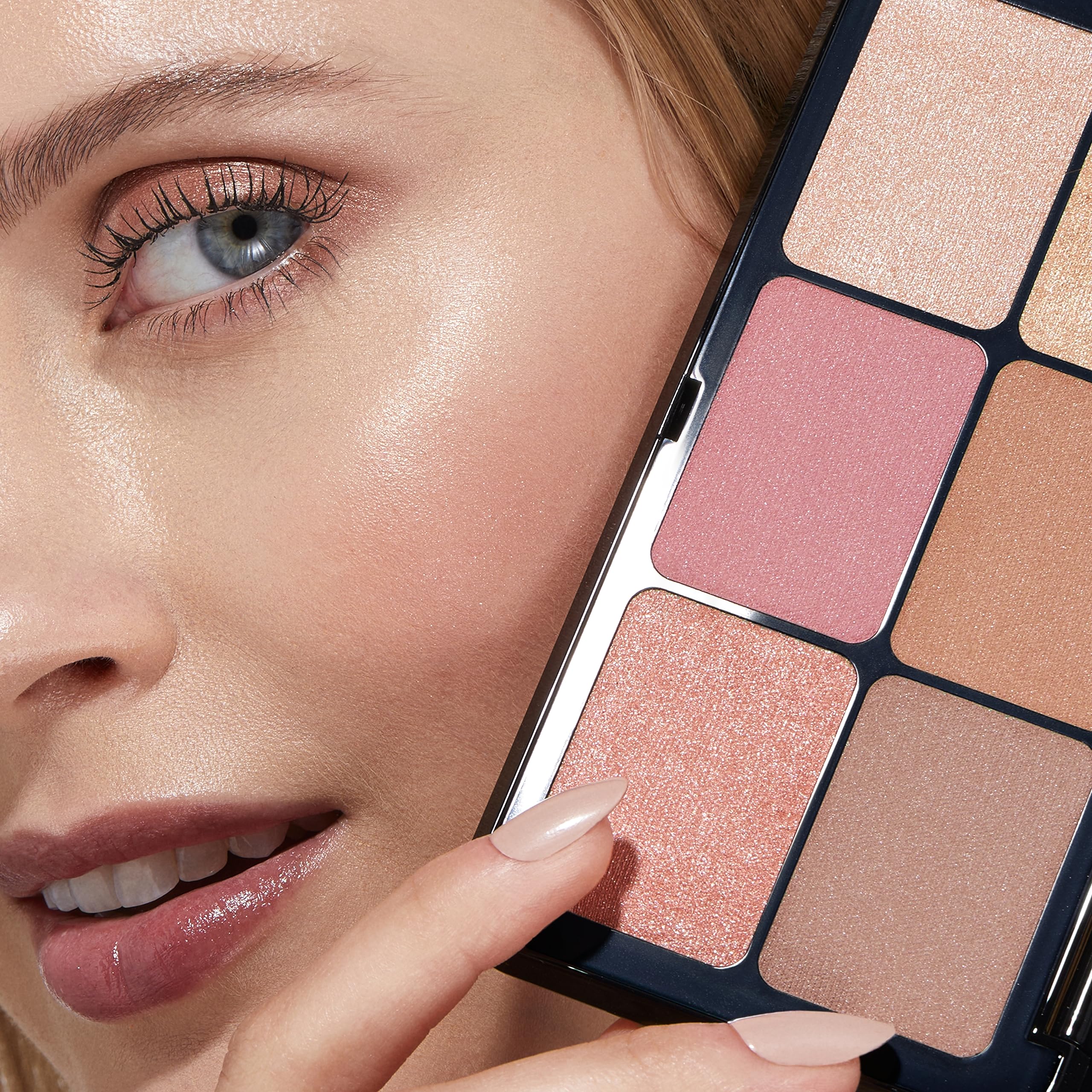 kiko-milano-irresistible-total-look-face-powder-palette-01-palette-viso-con-2-te image 4